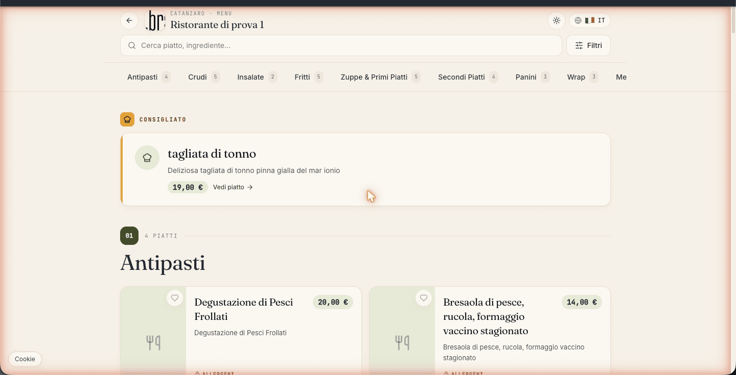Menu pubblico di un ristorante Carteia: intestazione con nome del locale, selettore lingua e interruttore tema scuro, barra di ricerca, navigazione per categorie (Antipasti, Crudi, Insalate, Fritti), sezione 'Consigliato' e griglia di piatti con prezzo, descrizione e badge allergeni.