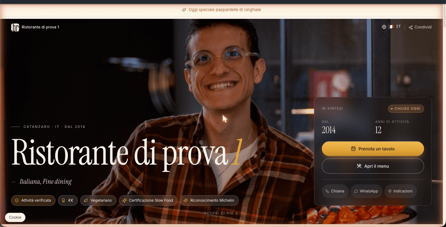 Parte alta della pagina pubblica: copertina a tutto schermo con leggero effetto parallax, nome del locale, sottotitolo con tipo di cucina e zona, e i pulsanti Prenota e Menu.