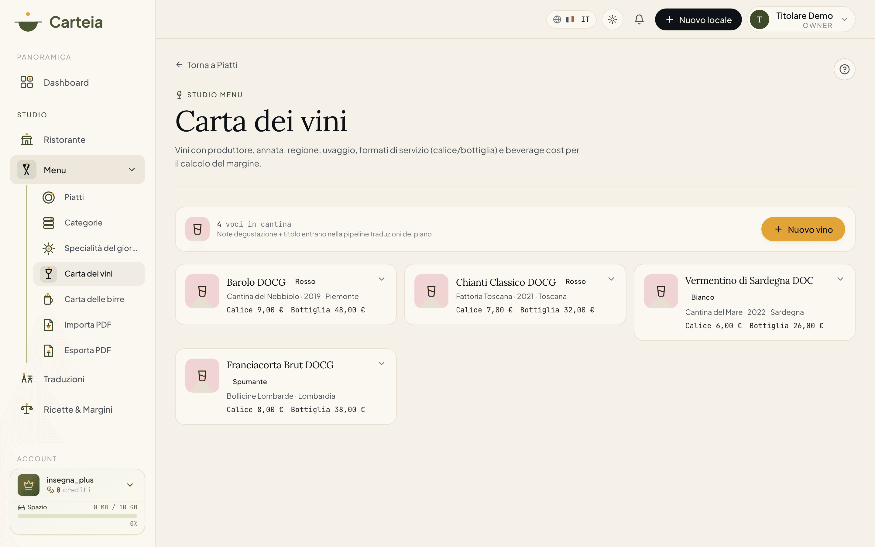 Carta dei vini con quattro etichette (Barolo, Chianti Classico, Vermentino di Sardegna, Franciacorta Brut), ciascuna con regione, annata e prezzi al calice e alla bottiglia