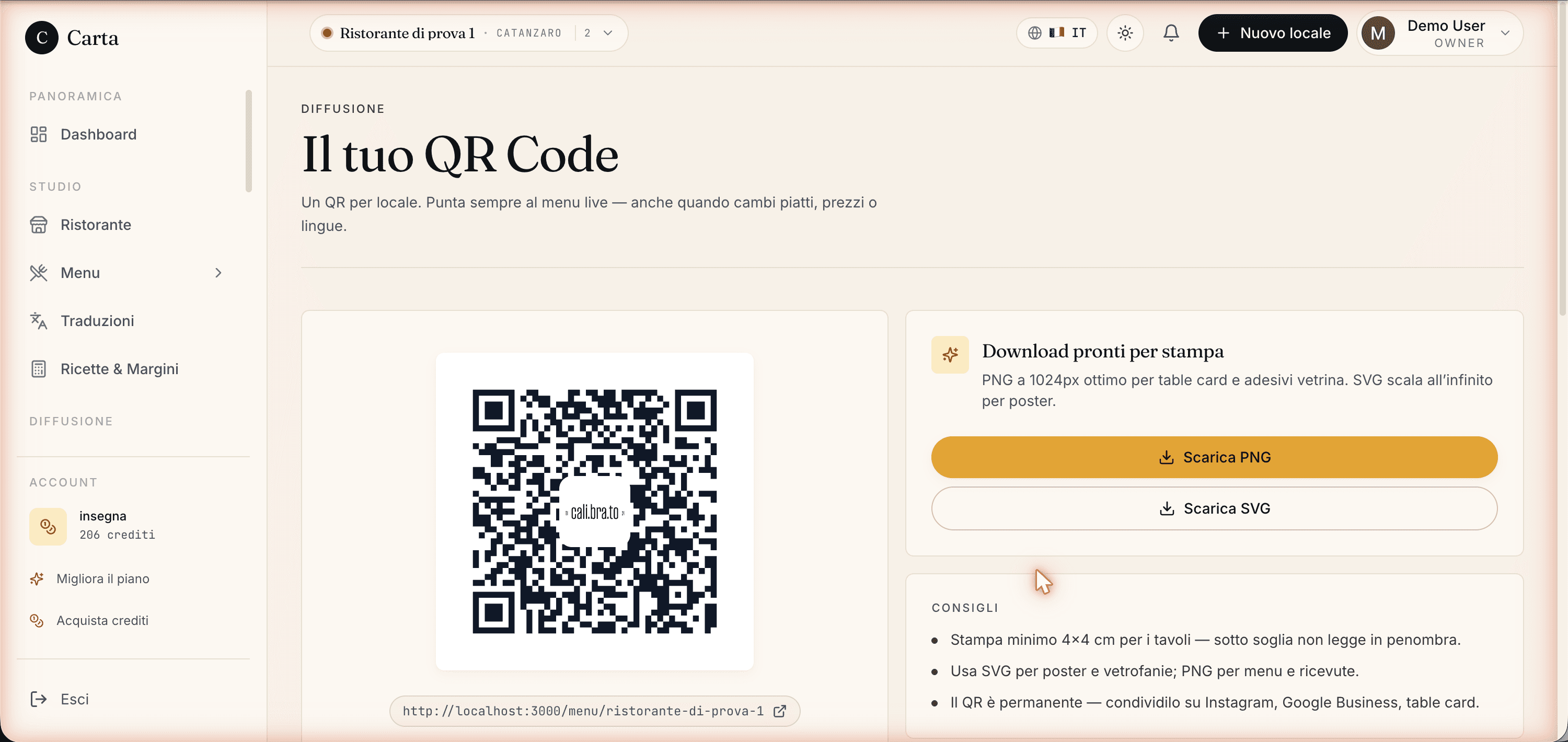 Pagina QR Code del cruscotto: anteprima del QR con logo Carteia al centro, link al menu pubblico e pulsanti 'Scarica PNG' e 'Scarica SVG' nel pannello a destra.