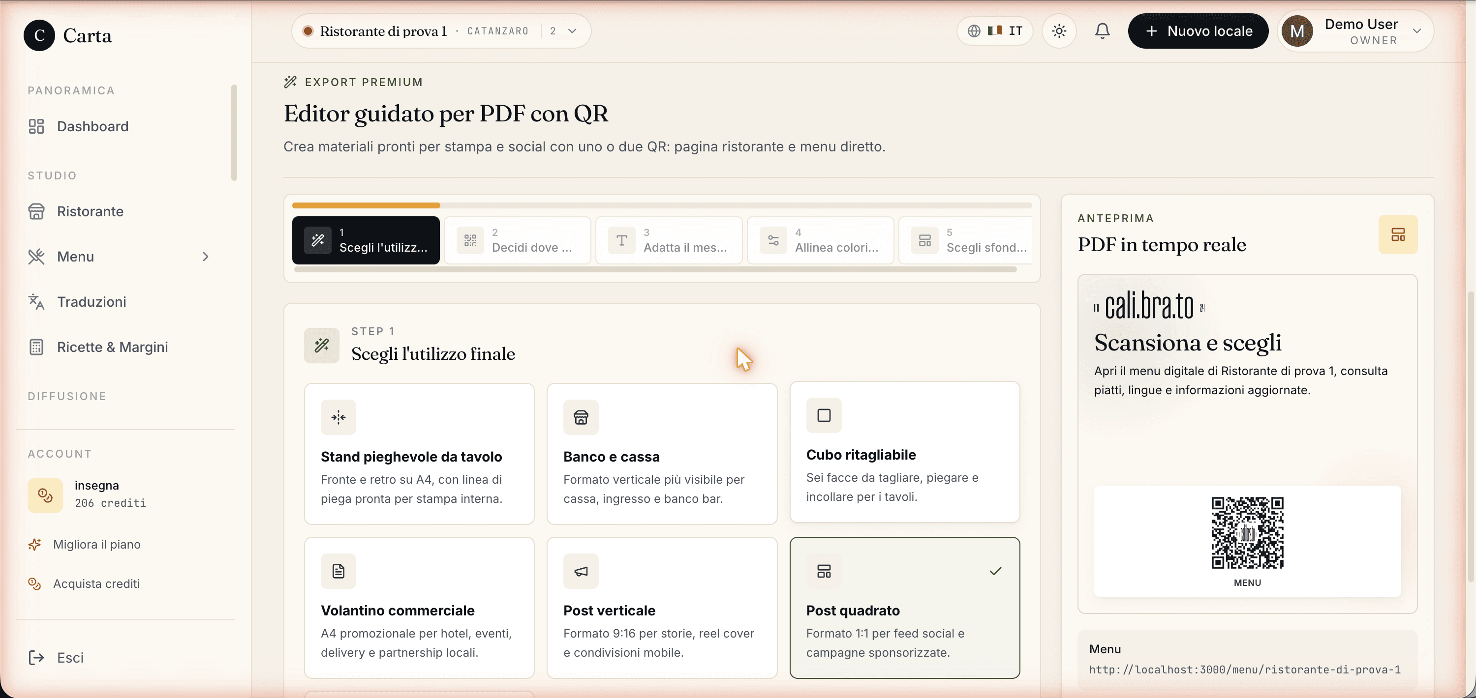 Editor guidato per PDF: in alto i 5 passaggi, a sinistra le 7 card di layout (Stand pieghevole da tavolo, Banco e cassa, Cubo ritagliabile, Volantino, Post verticale, Post quadrato, Adesivo vetrina), a destra l'anteprima PDF dal vivo.