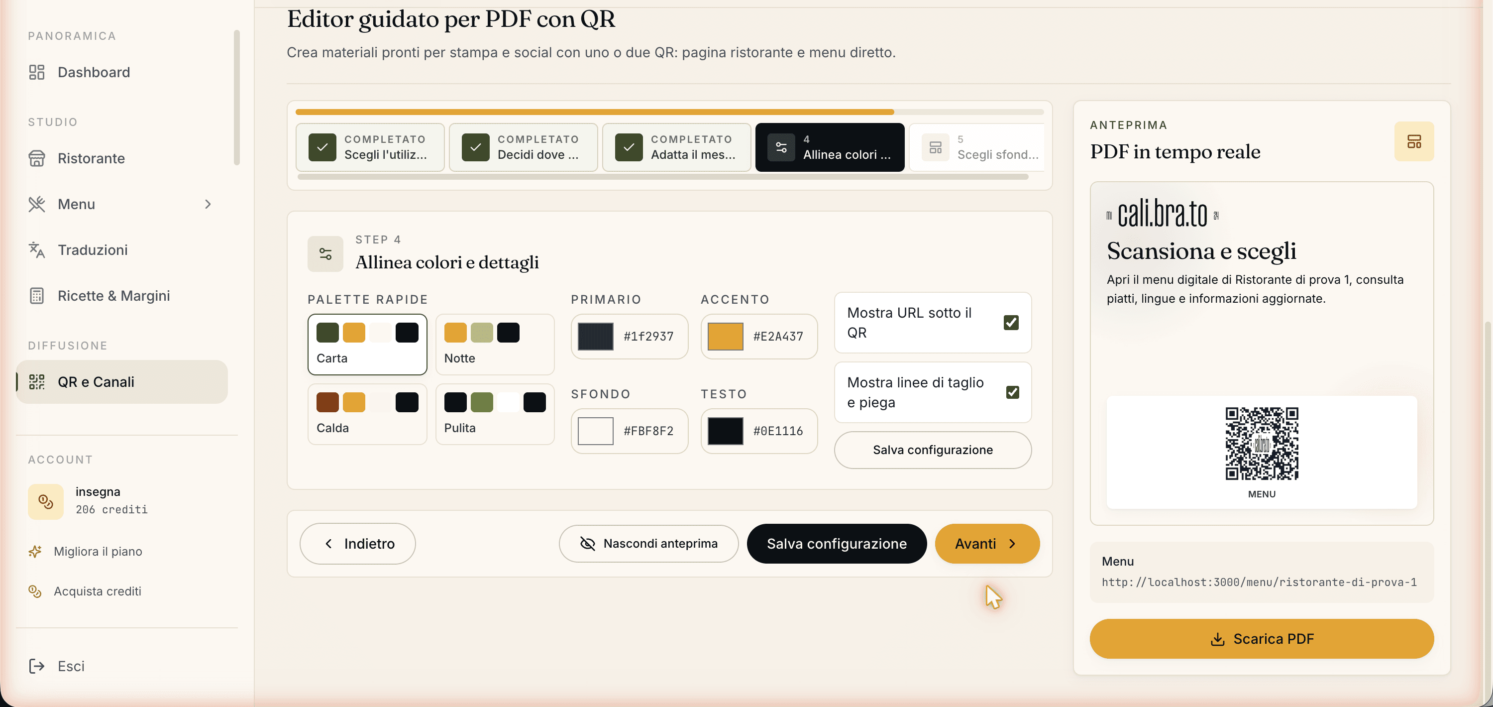 Step 4 dell'Editor: quattro palette rapide (Carteia, Notte, Calda, Pulita), quattro selettori colore (Primario, Accento, Sfondo, Testo) con valori esadecimali, due interruttori (Mostra URL sotto il QR, Mostra linee di taglio e piega), pulsante Salva configurazione.