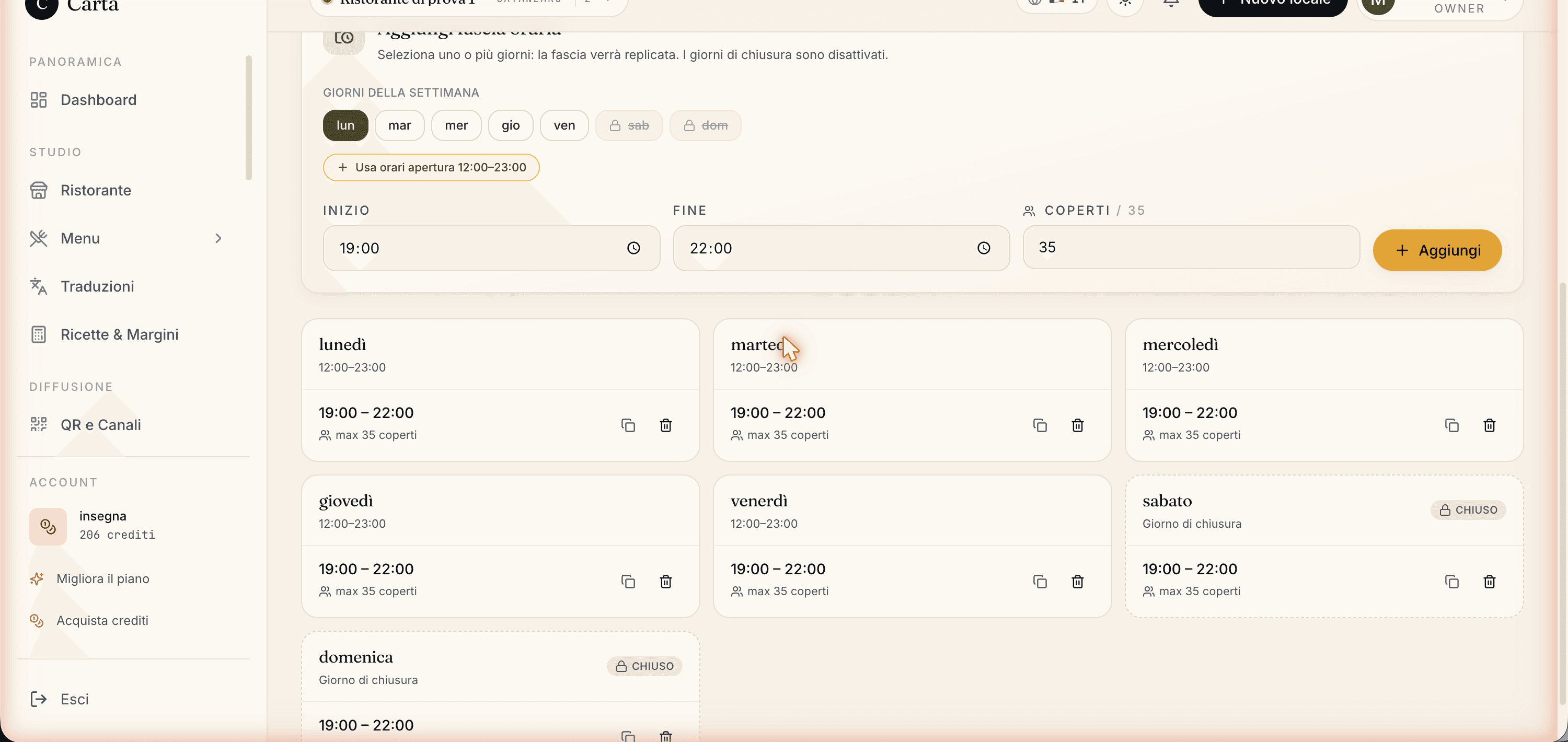 Editor Aggiungi fascia oraria: chip dei giorni della settimana (alcuni attivi, sabato e domenica col lucchetto), orario inizio/fine, coperti massimi, pulsante Aggiungi; sotto le card per ciascun giorno.